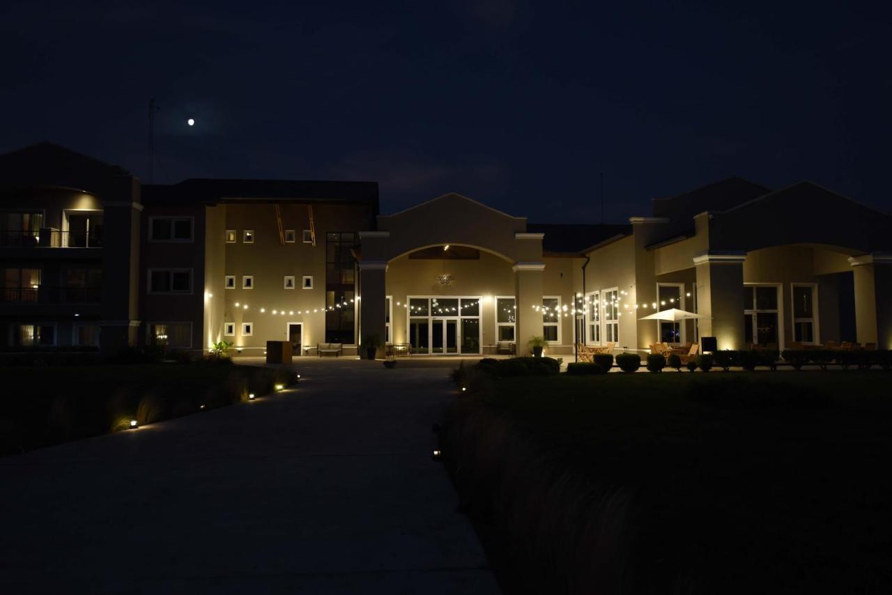 Howard Johnson Resort & Convention Center Ezeiza Exterior foto